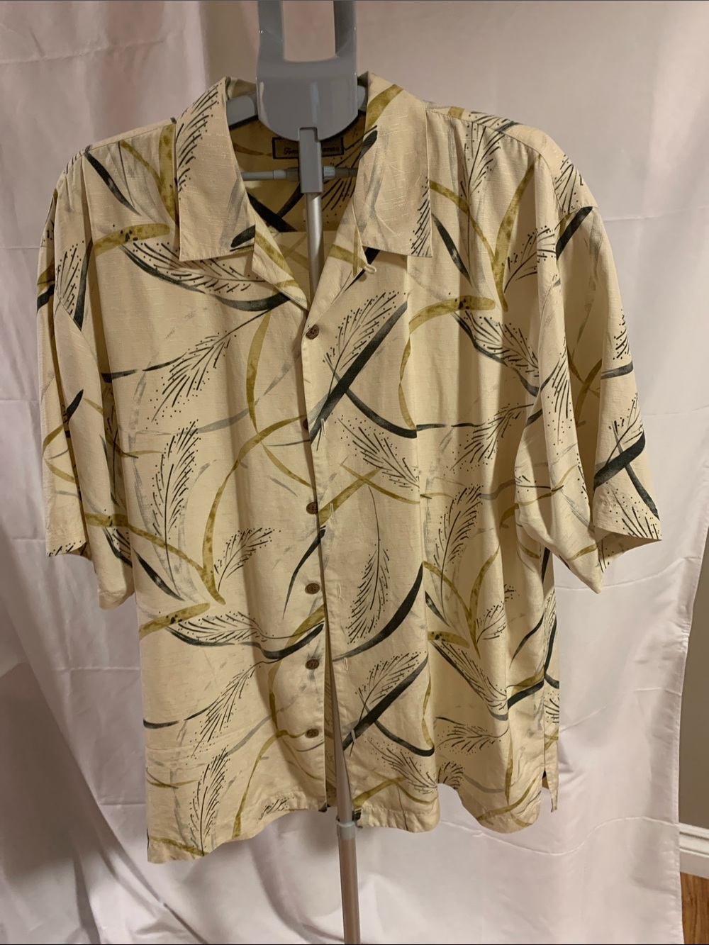 Tommy Bahama 100% silk men shirt X-Large, short sleeve